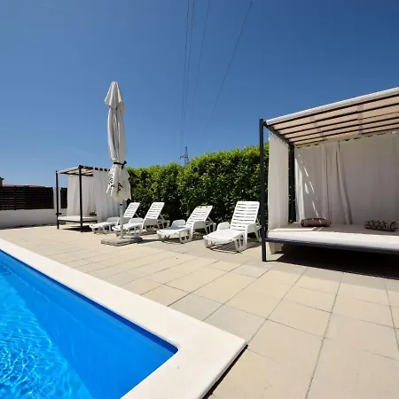 Tatil Evi Queen Ahn With Heated Pool By Interhome *